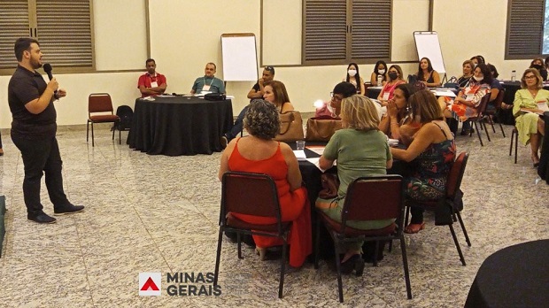 O subsecretário de Gestão de Recursos Humanos, Thomás Resende, explica que a proposta do encontro é aproximar e estreitar os laços entre os profissionais. Foto: Matheus Oliveira (SEE/MG)